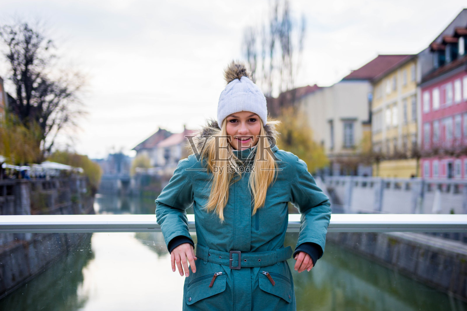 城里一位年轻女子的肖像照片摄影图片