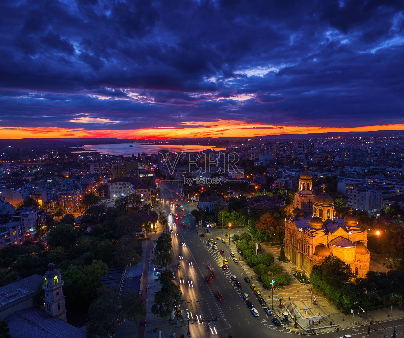 瓦尔纳市，保加利亚日落鸟瞰图照片摄影图片