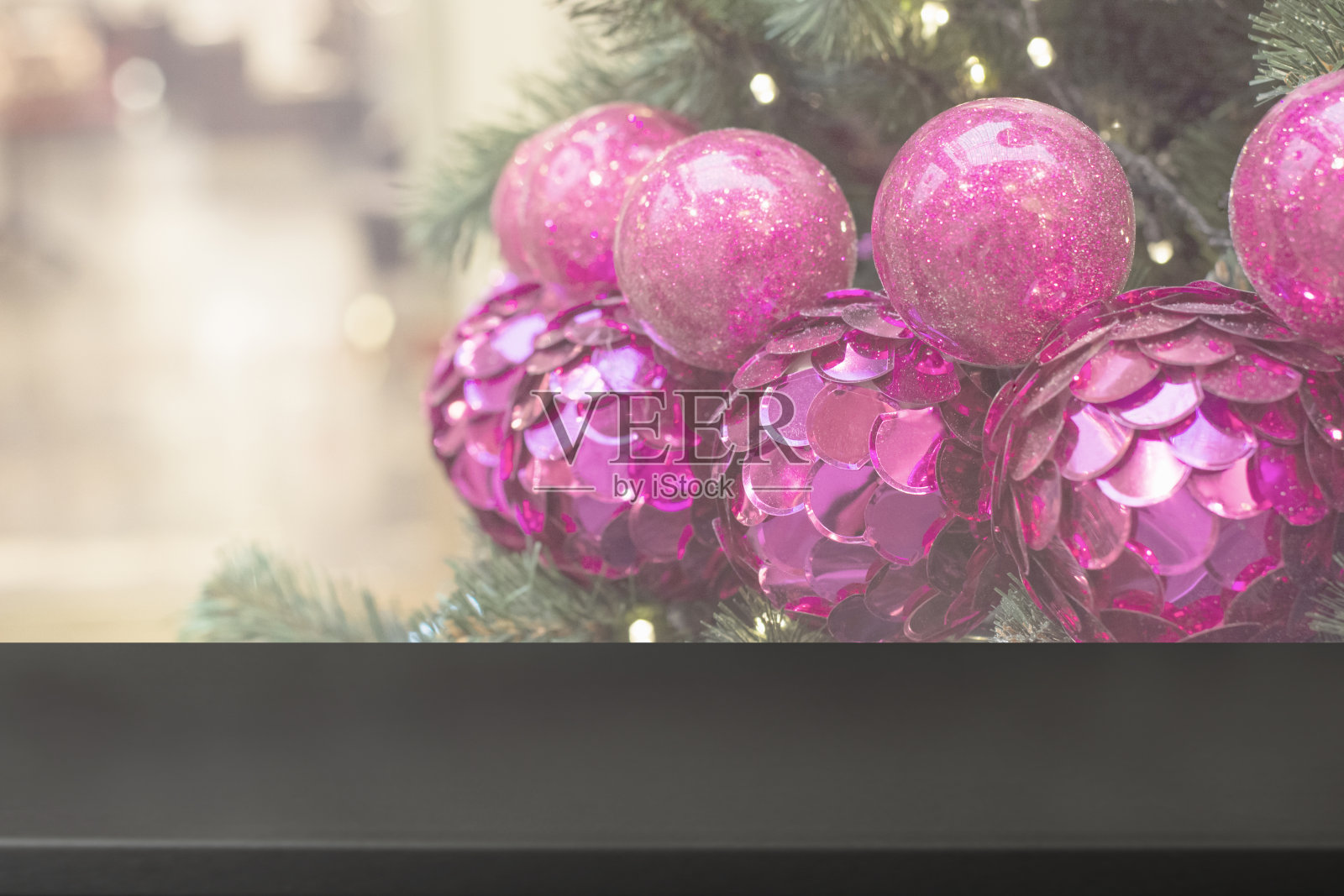 圣诞假期背景与空的桌面。照片摄影图片