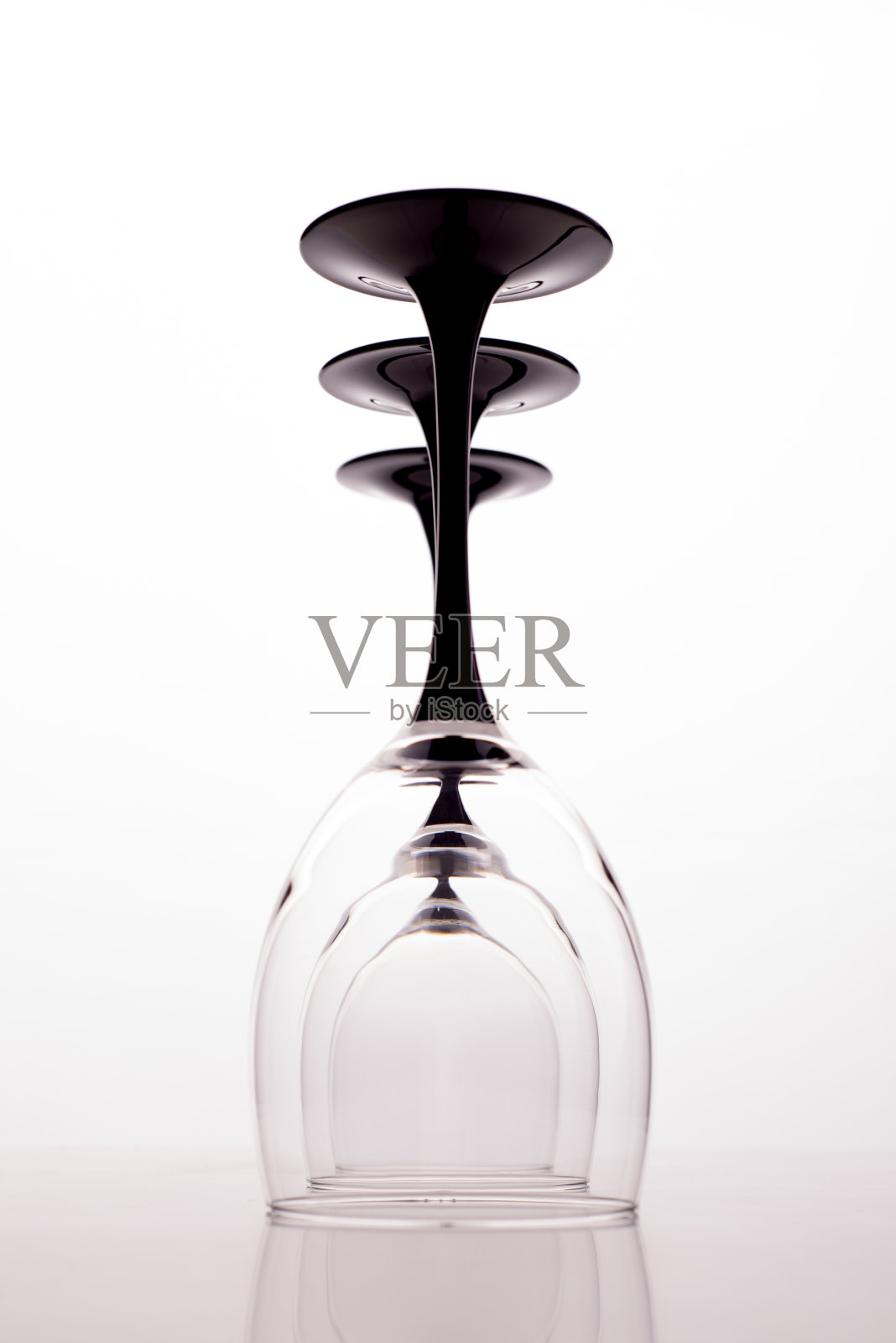 三个透明透明的水晶空酒杯的特写镜头照片摄影图片