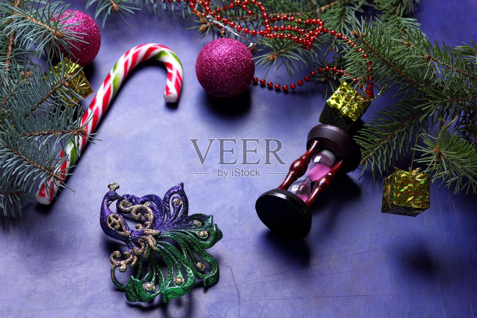 圣诞、新年装饰品、时间、礼盒、树枝、复古木钟、五彩糖果、沙漏、圣诞球、深蓝色背景、波普艺术、复古风格，2018照片摄影图片