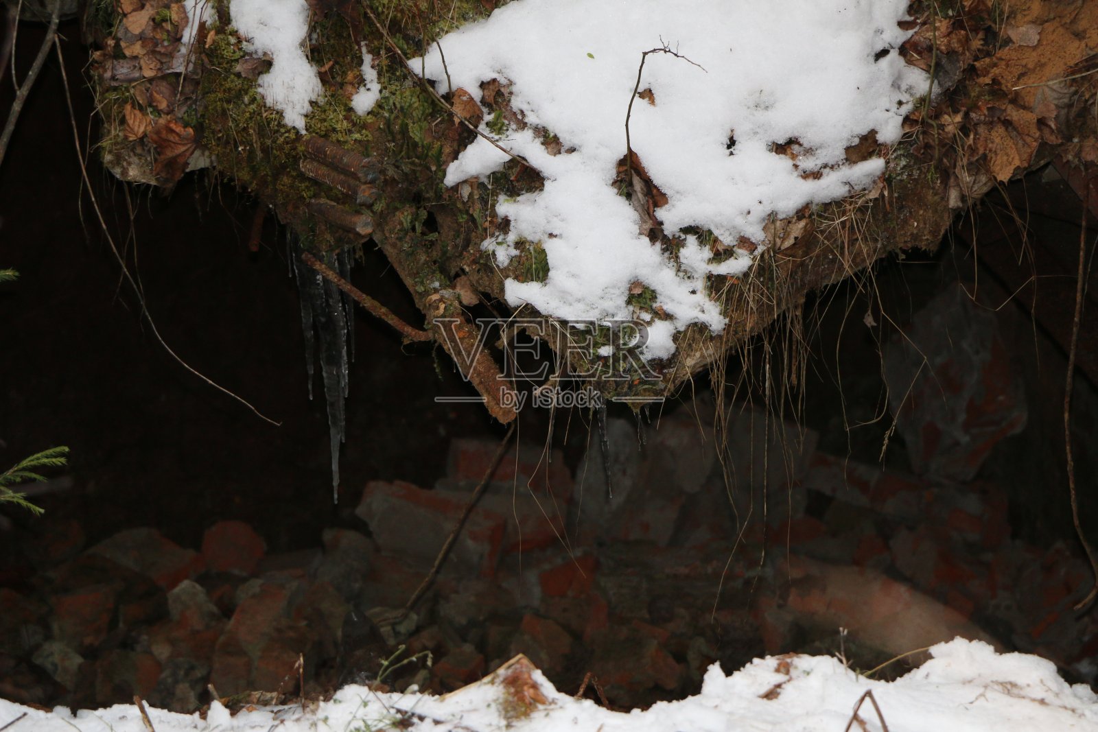 爆炸后被摧毁的导弹部队军事基地，指挥所和炸弹掩体被遗弃在树林中照片摄影图片