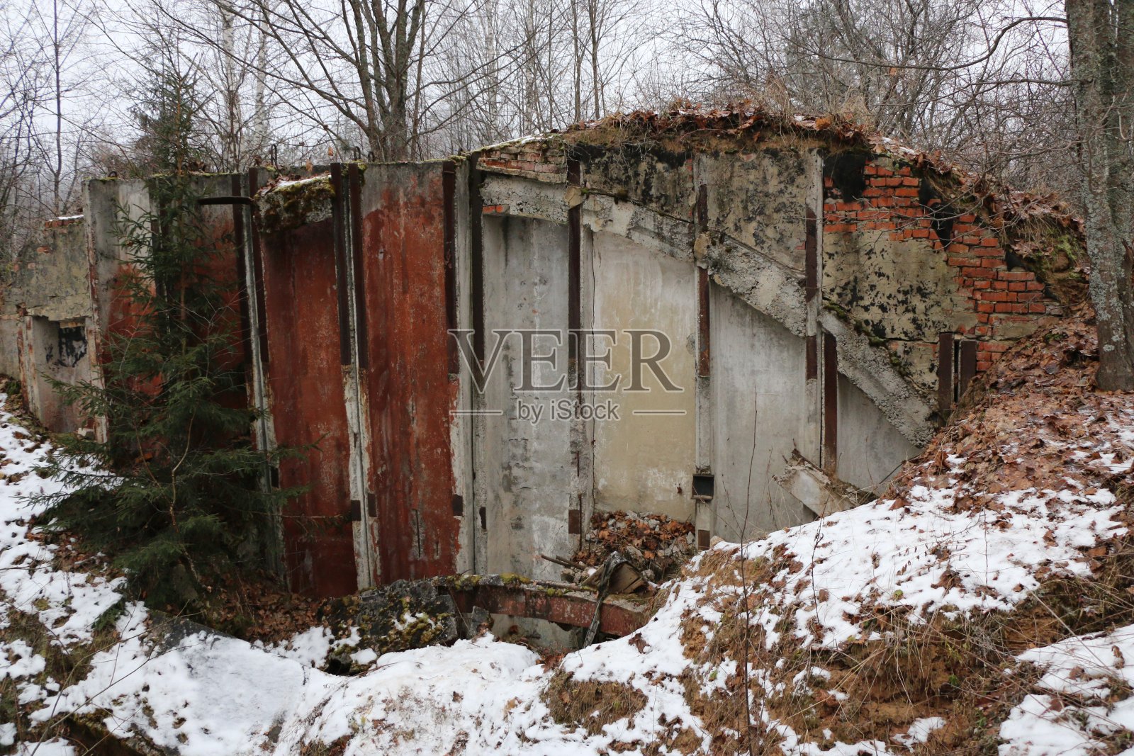 旧的导弹部队军事基地在爆炸后被摧毁，指挥所和防空洞扔在树林里照片摄影图片