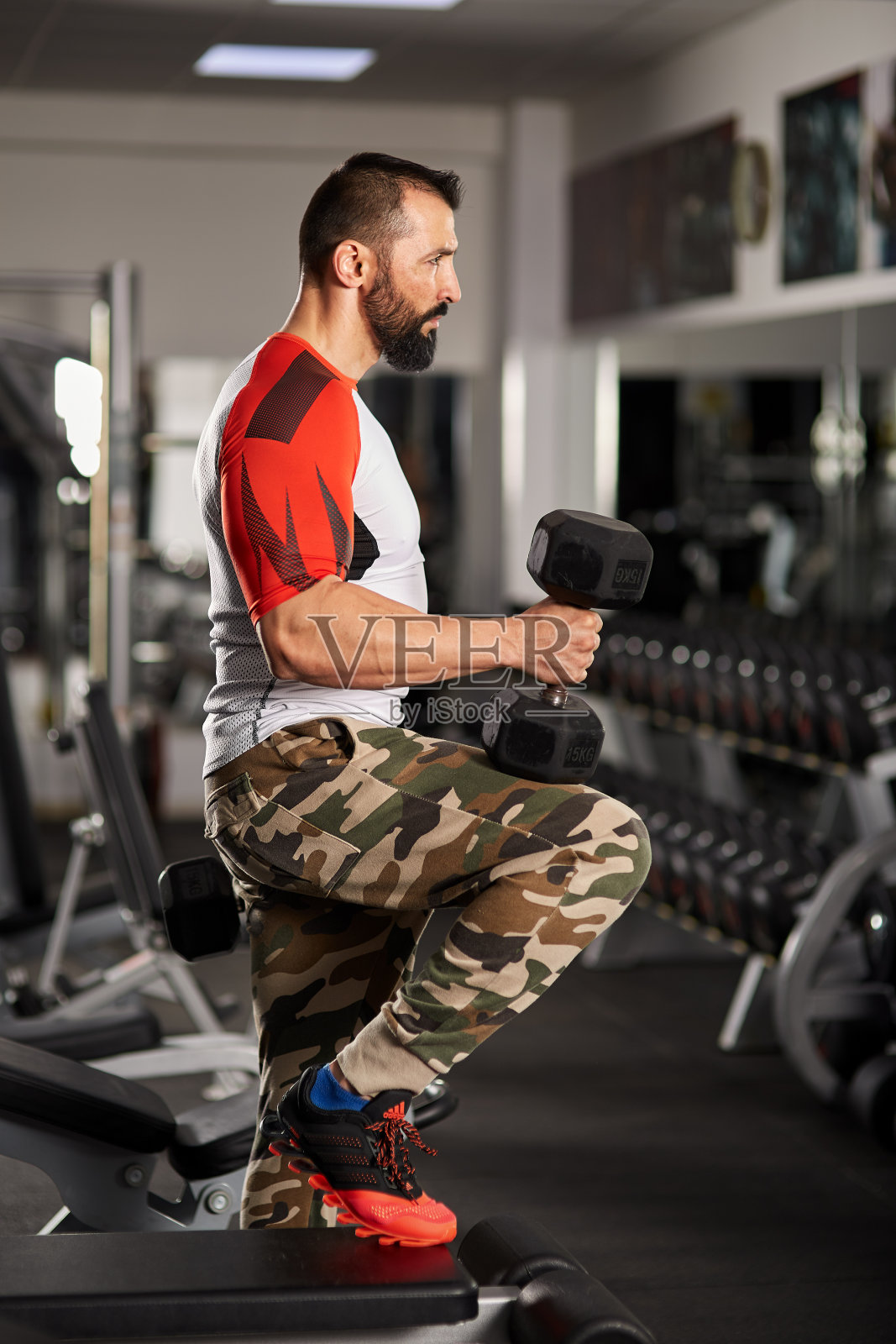 用哑铃锻炼的人照片摄影图片