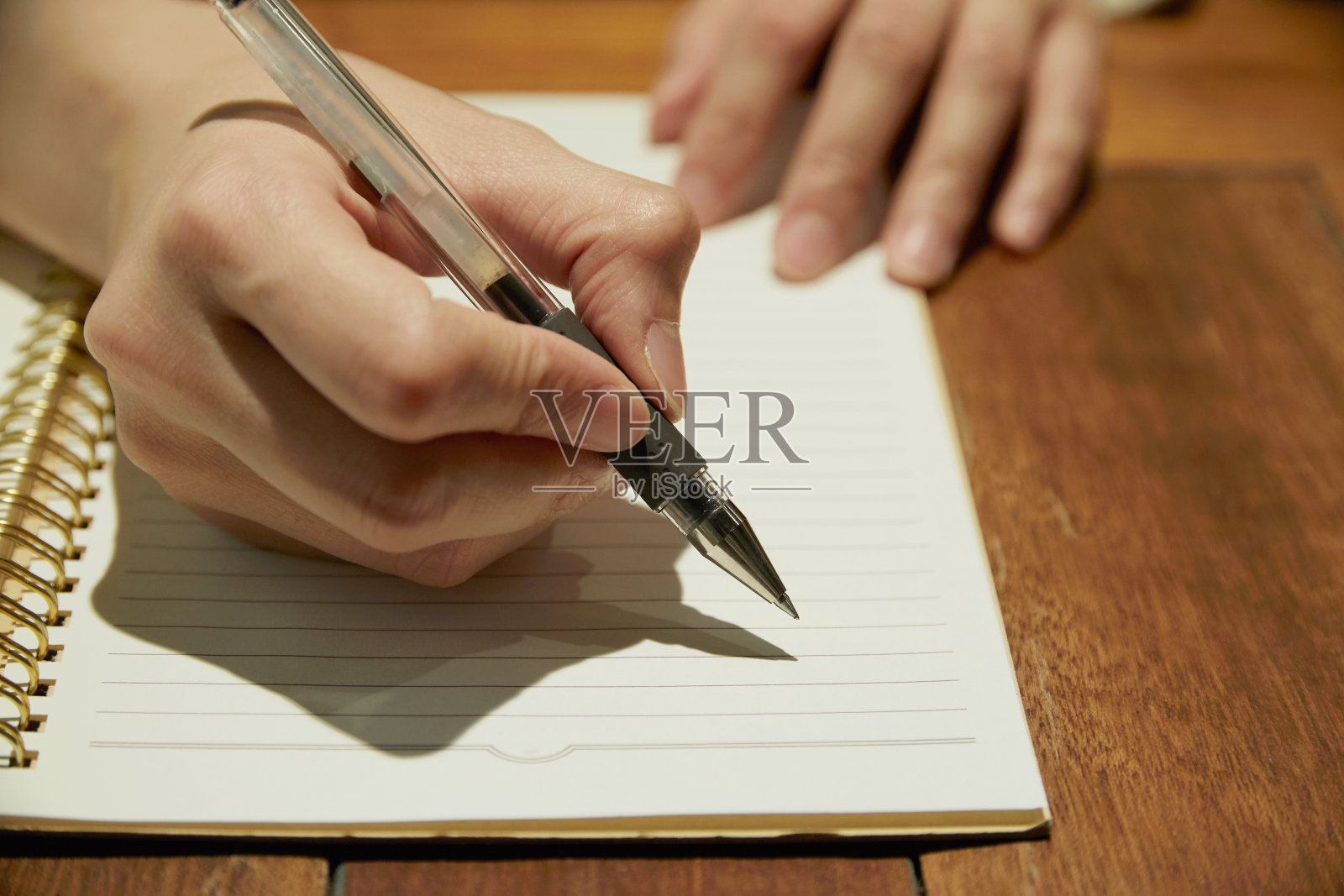 在书上写作的亚洲女性照片摄影图片