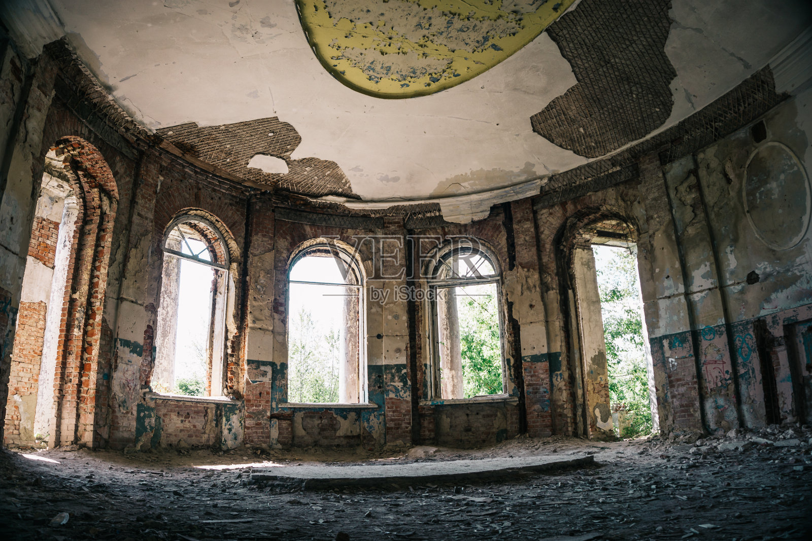 鬼屋，废弃的古建筑内部有拱形的窗户照片摄影图片