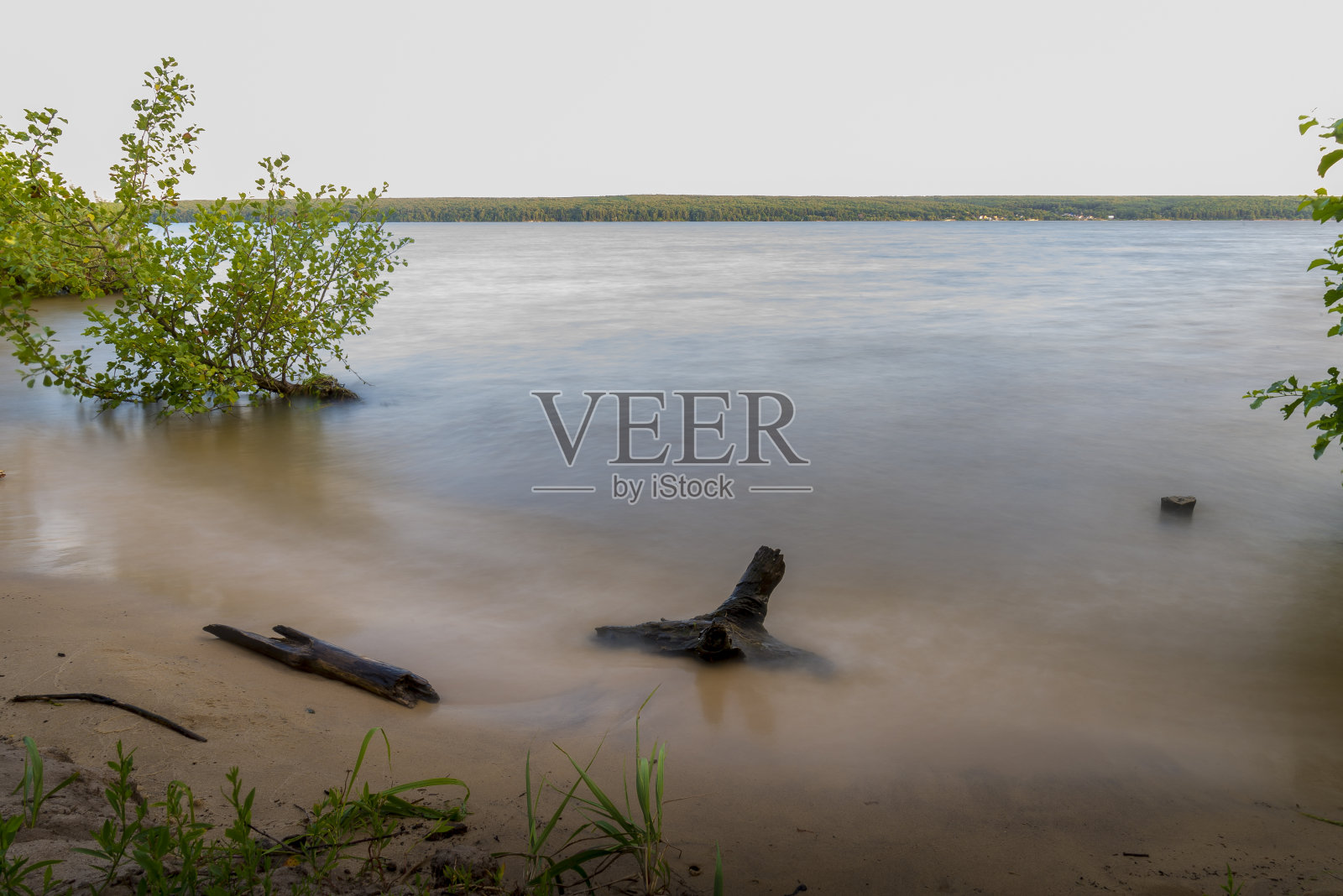 湖在黄昏的颜色照片摄影图片