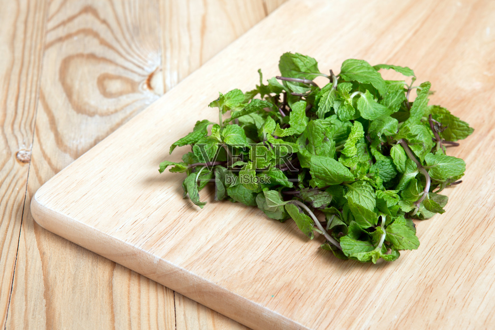 一堆薄荷放在木板上照片摄影图片