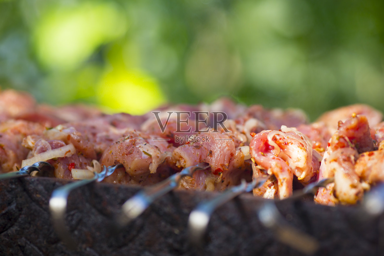 近距离观看烤肉照片摄影图片