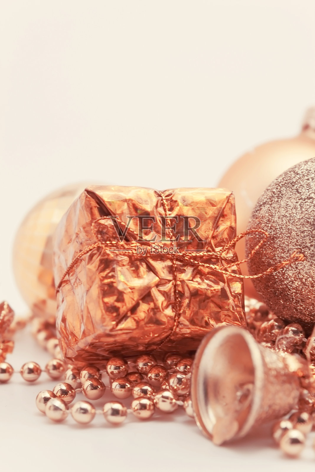 圣诞装饰，彩球，彩珠，铃铛关起来孤立照片摄影图片