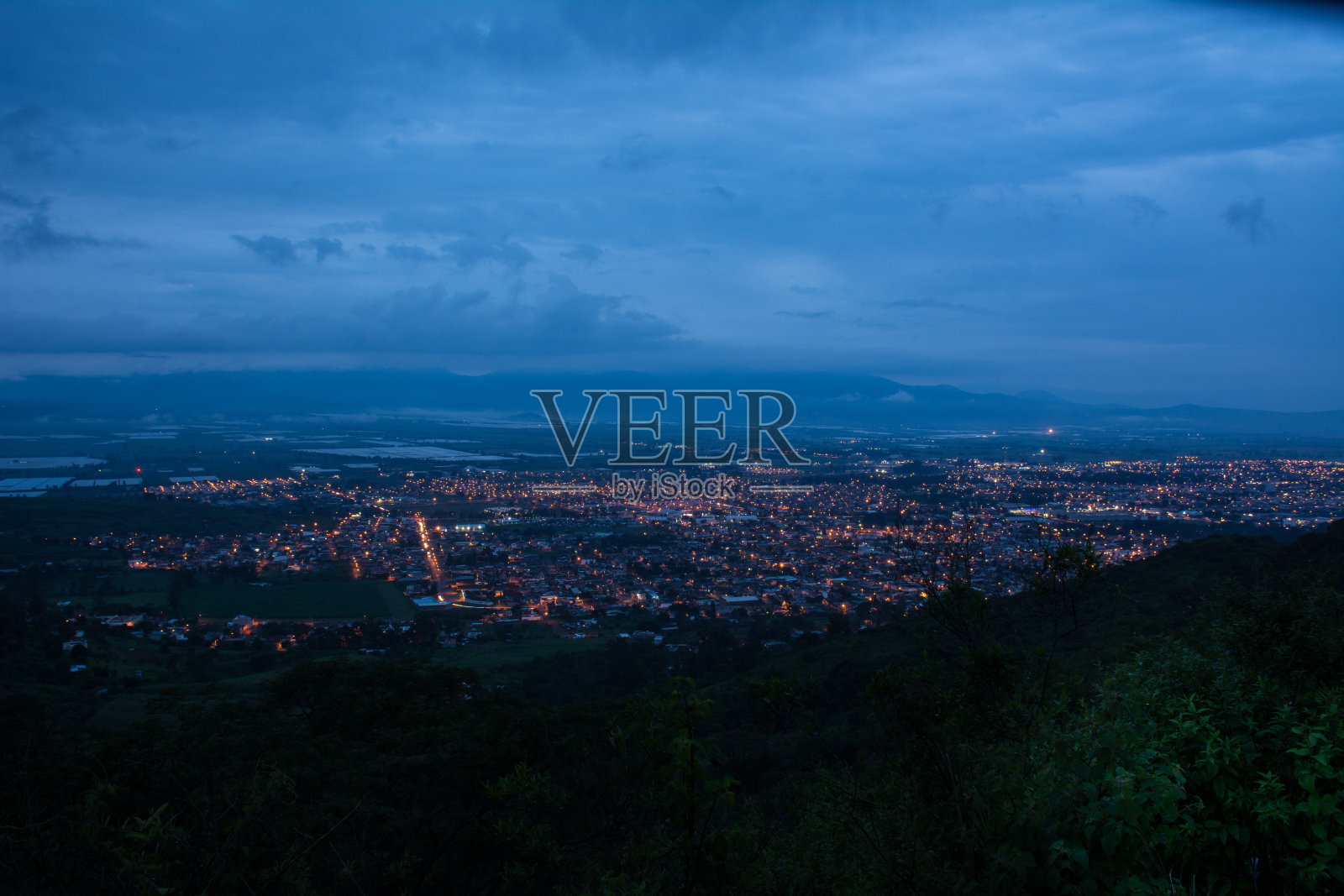 灯开着。照片摄影图片