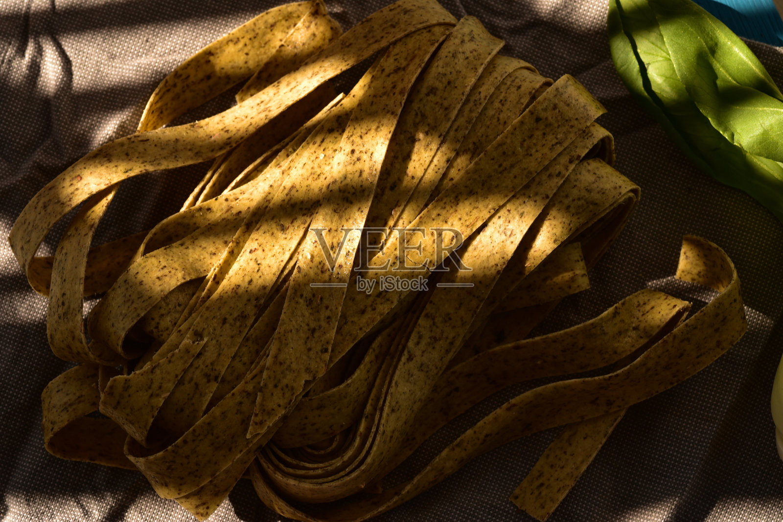 新鲜的罗勒意大利面在阴影和阳光模式照片摄影图片