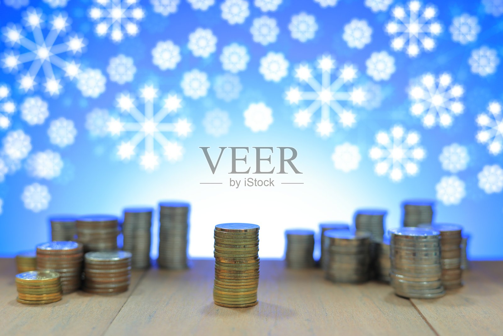 硬币堆、泰铢堆柱。商业，金钱，储蓄和金融概念圣诞礼物圣诞礼物。给礼物。照片摄影图片