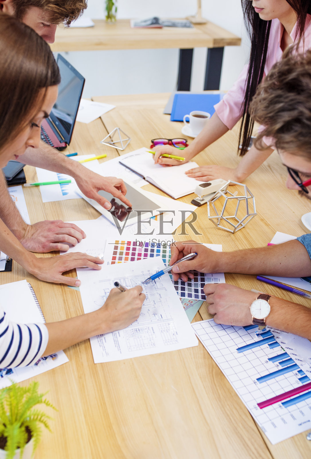 在这个项目中，年轻的商人和自信的人的手照片摄影图片