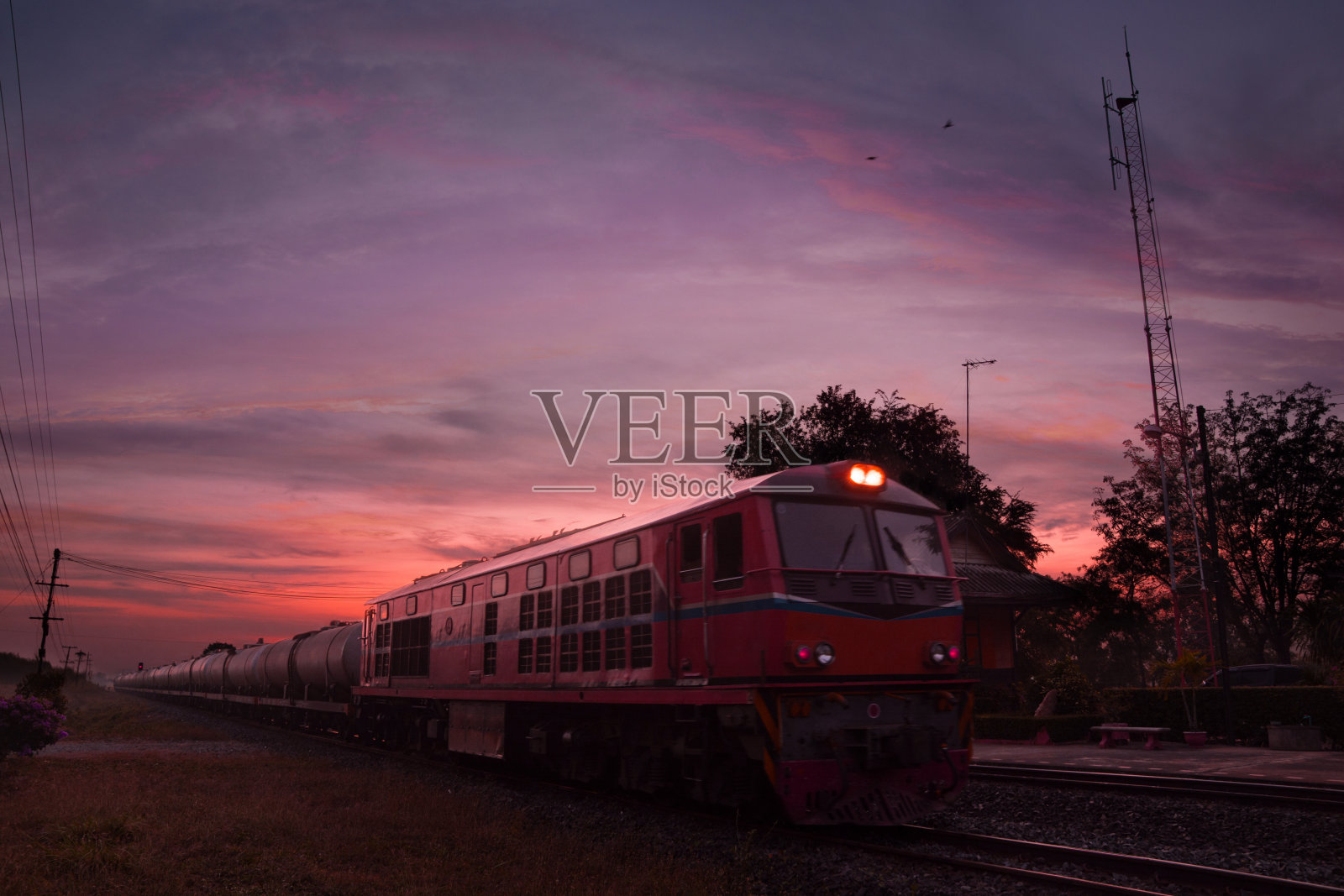 清晨，旧货运列车穿过火车站照片摄影图片