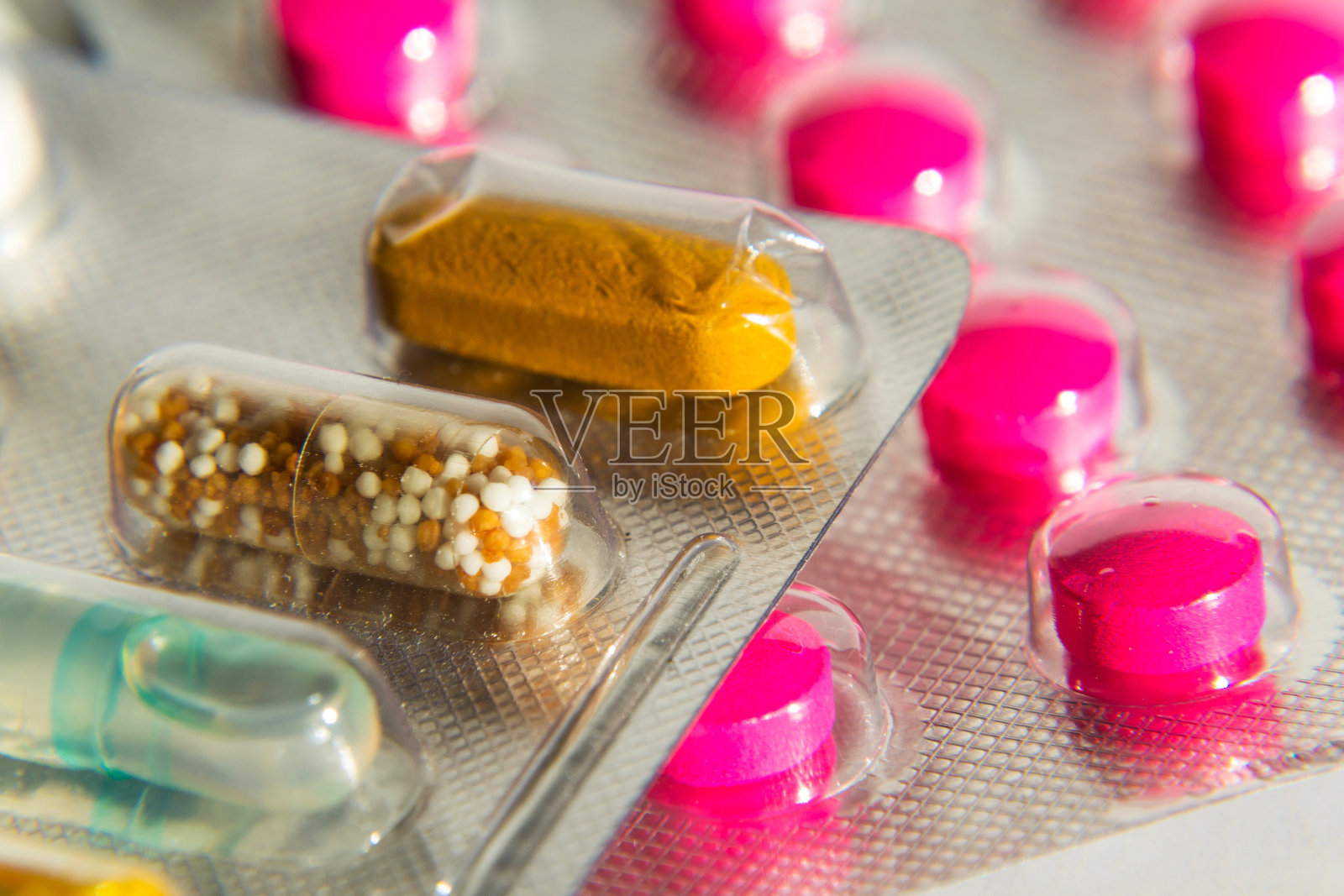 彩色药丸中的透明胶囊，纳米未来医学概念照片摄影图片