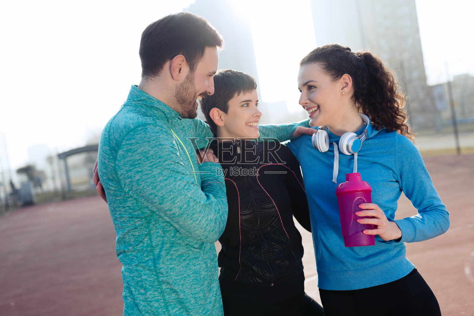 朋友们一起健身锻炼户外生活积极健康照片摄影图片