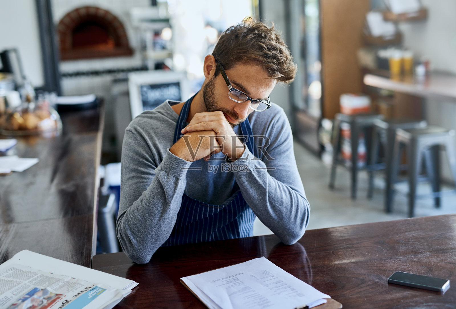 核对每月的数据照片摄影图片