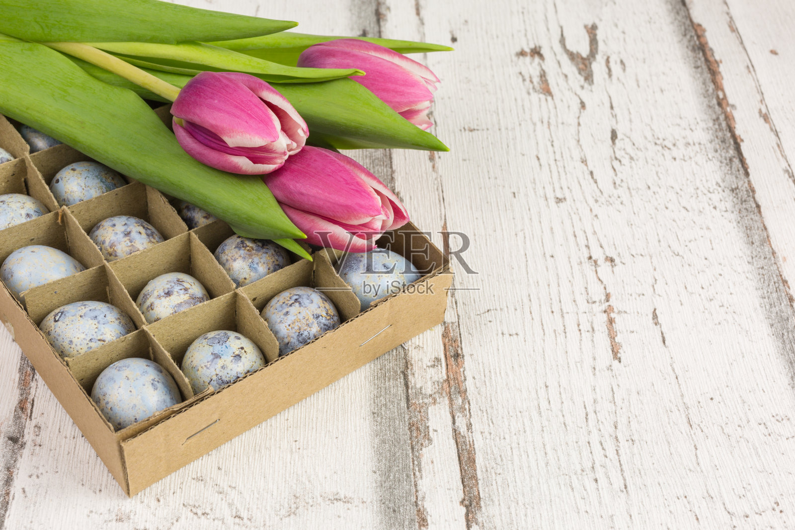 鹌鹑蛋在盒子里照片摄影图片