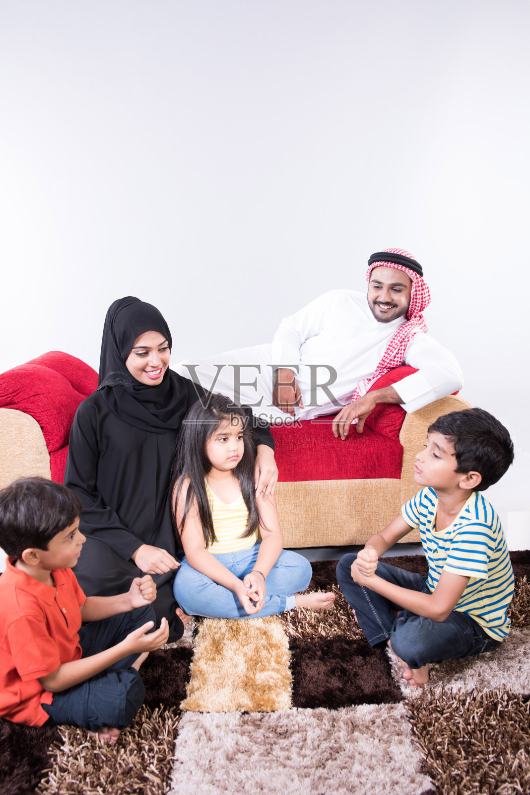 阿拉伯穆斯林家庭在家共度时光照片摄影图片