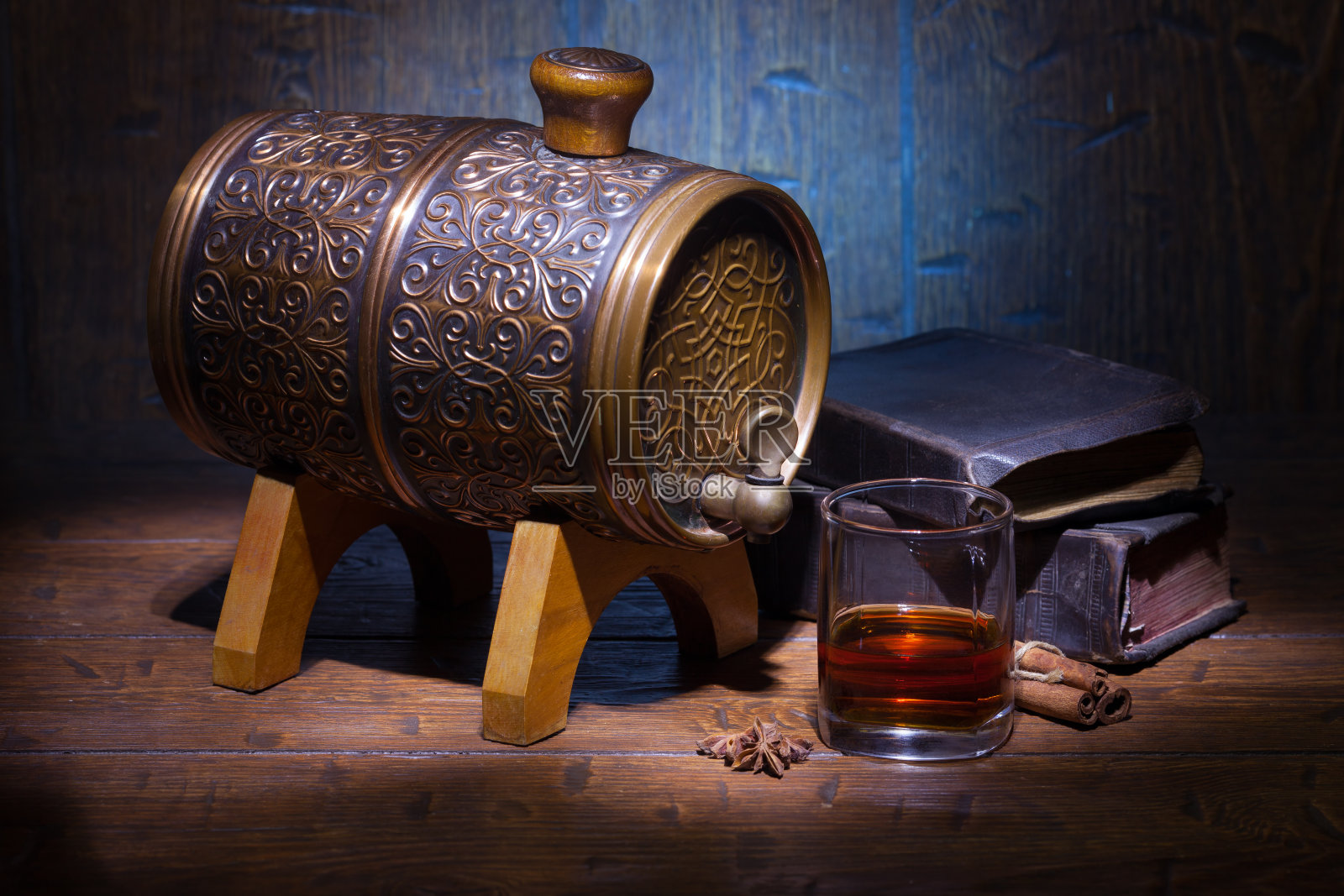 威士忌、香料、书籍和小桶照片摄影图片