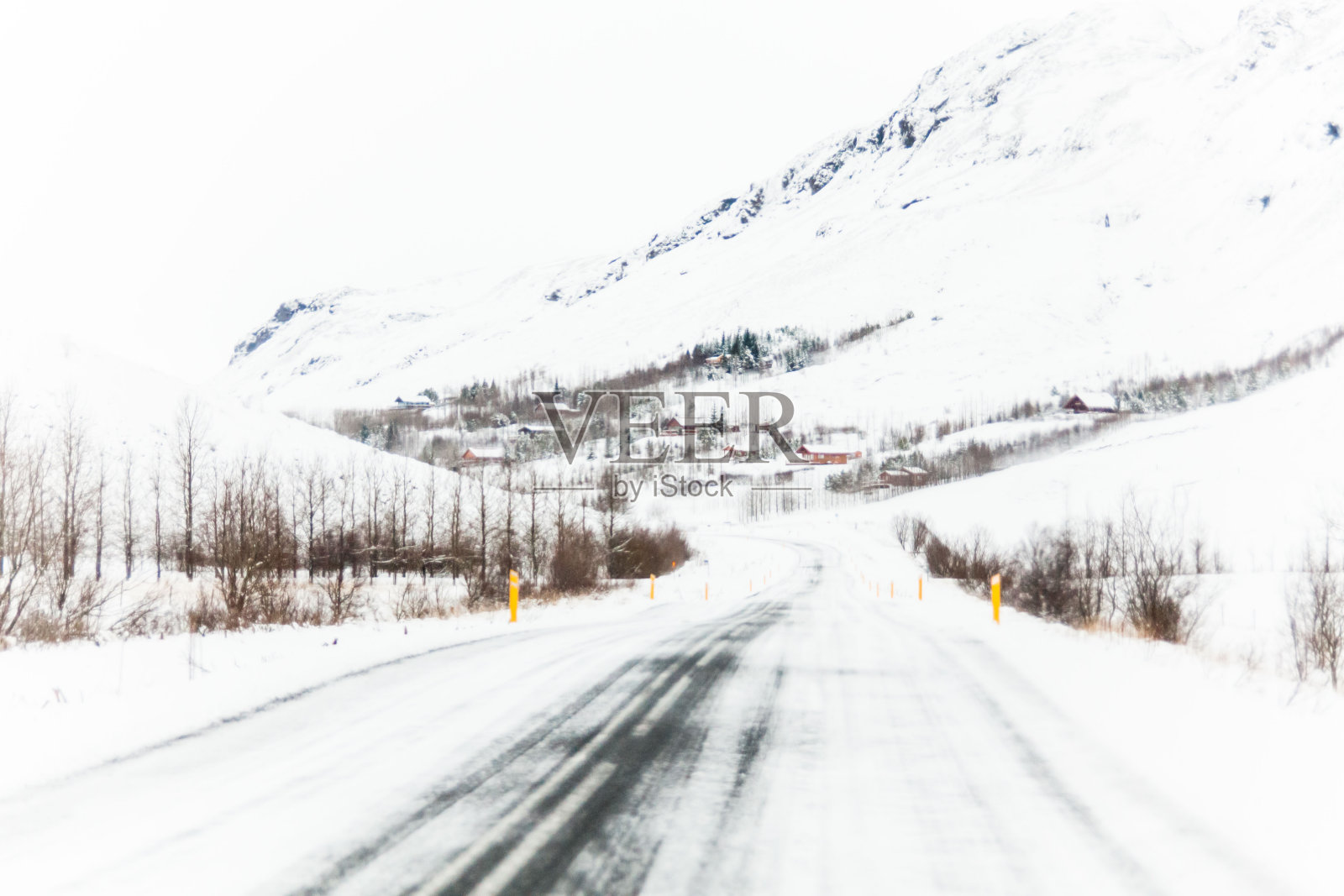 美丽而危险的驾驶道路在冬季雪冰岛照片摄影图片