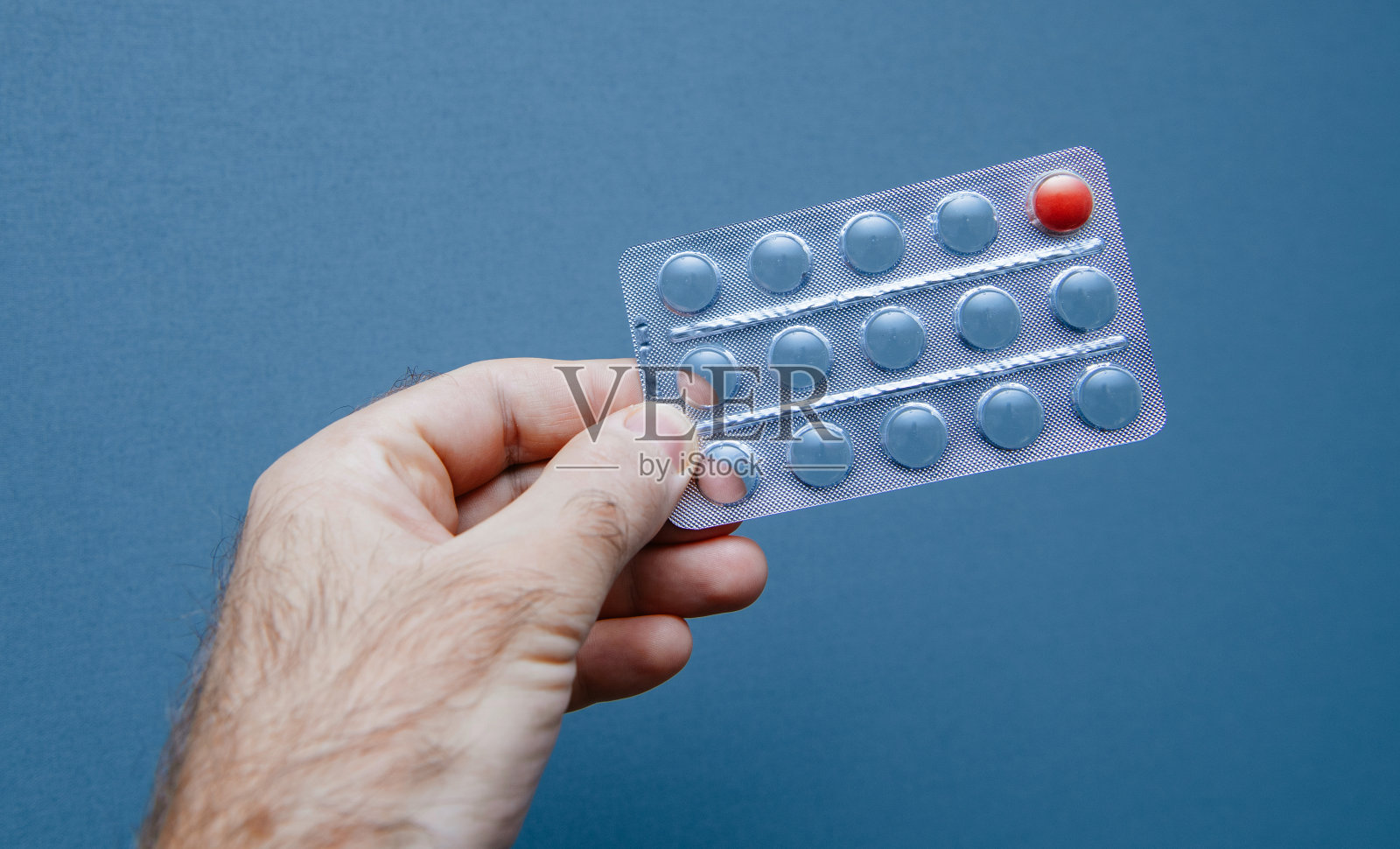 最后一粒药医疗健康希望治疗在男性手中照片摄影图片