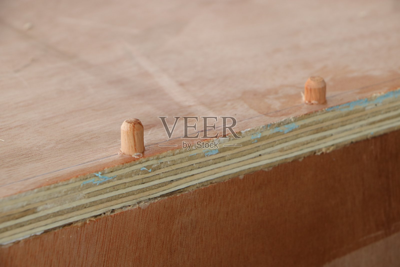 制作家具;用销钉把木头连接起来照片摄影图片