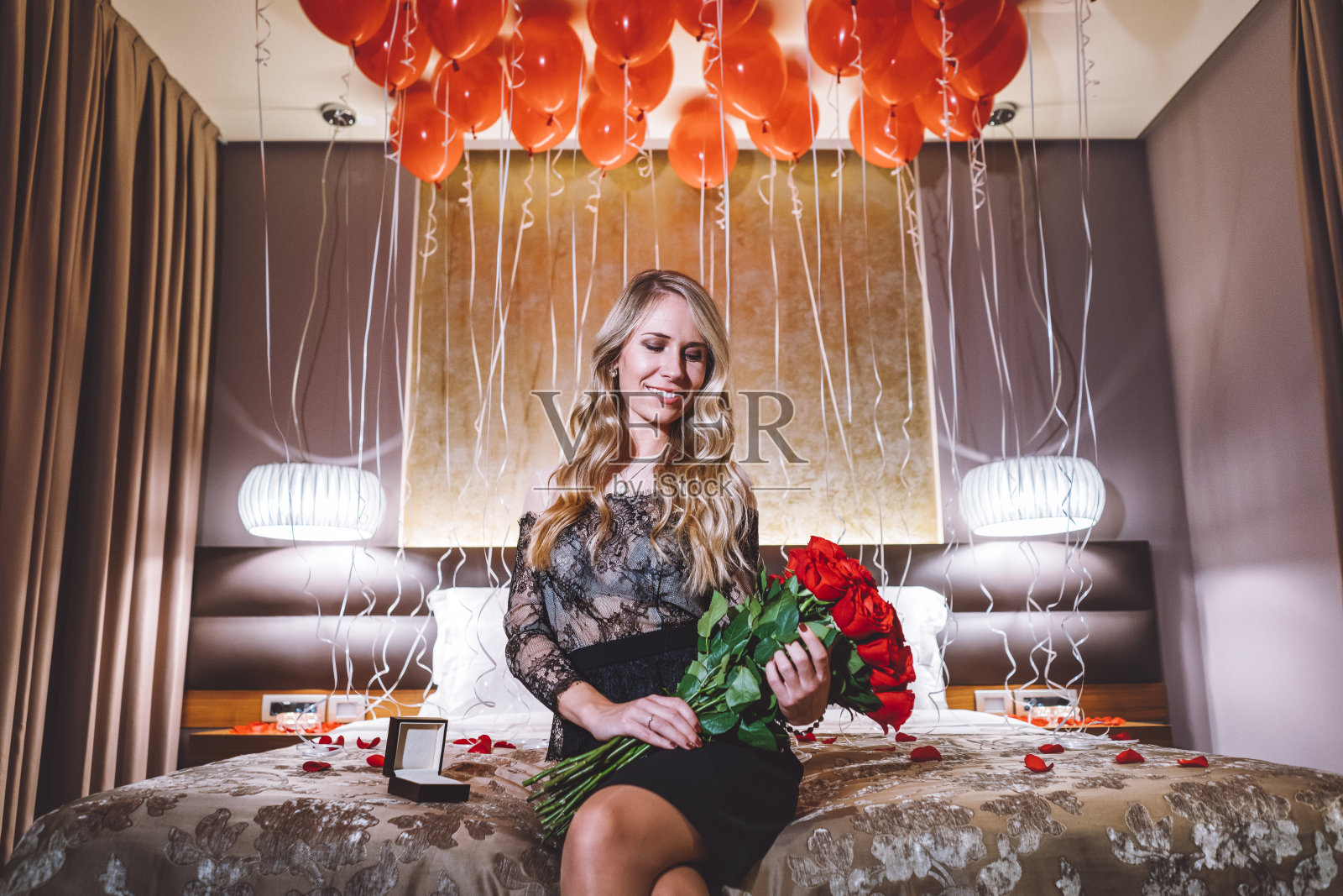 漂亮的年轻女子收到男友的求婚照片摄影图片