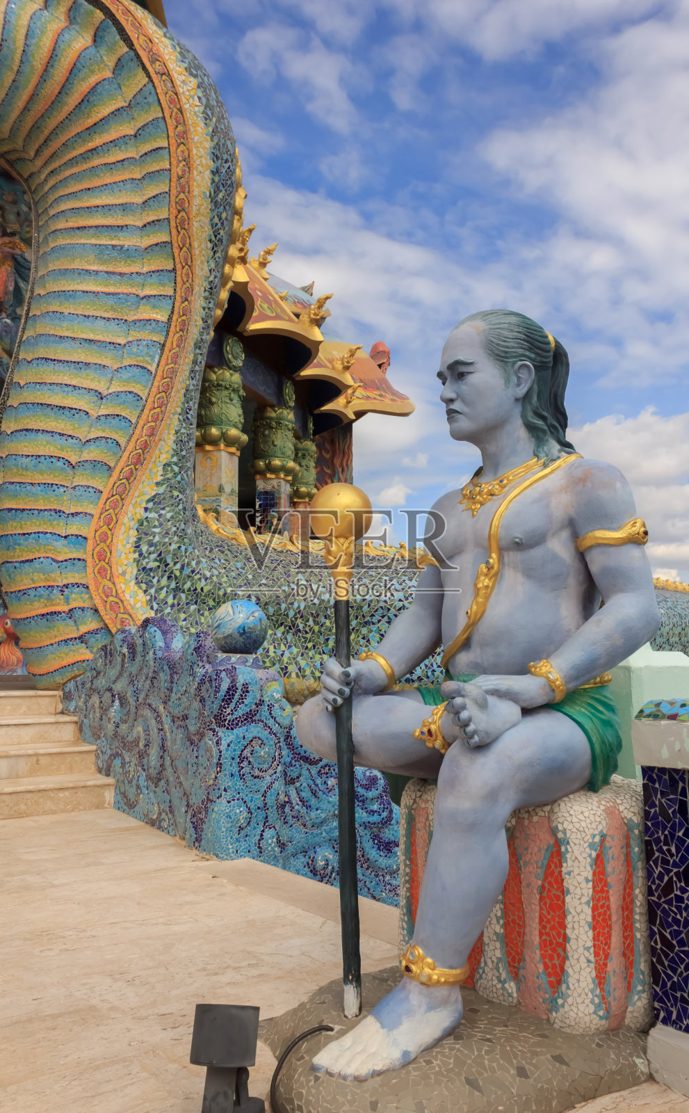 泰国寺庙里的美丽天使雕像。照片摄影图片