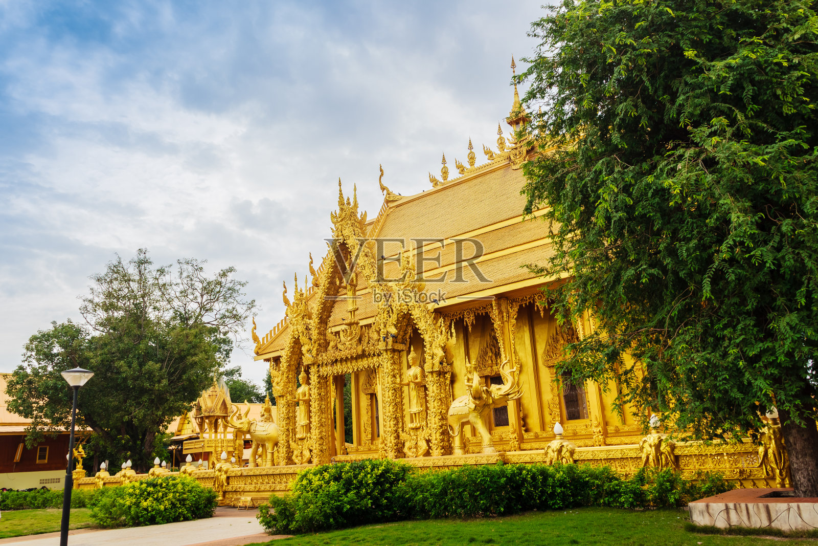 美丽而令人惊叹的金色佛寺，位于泰国曼谷差春骚照片摄影图片