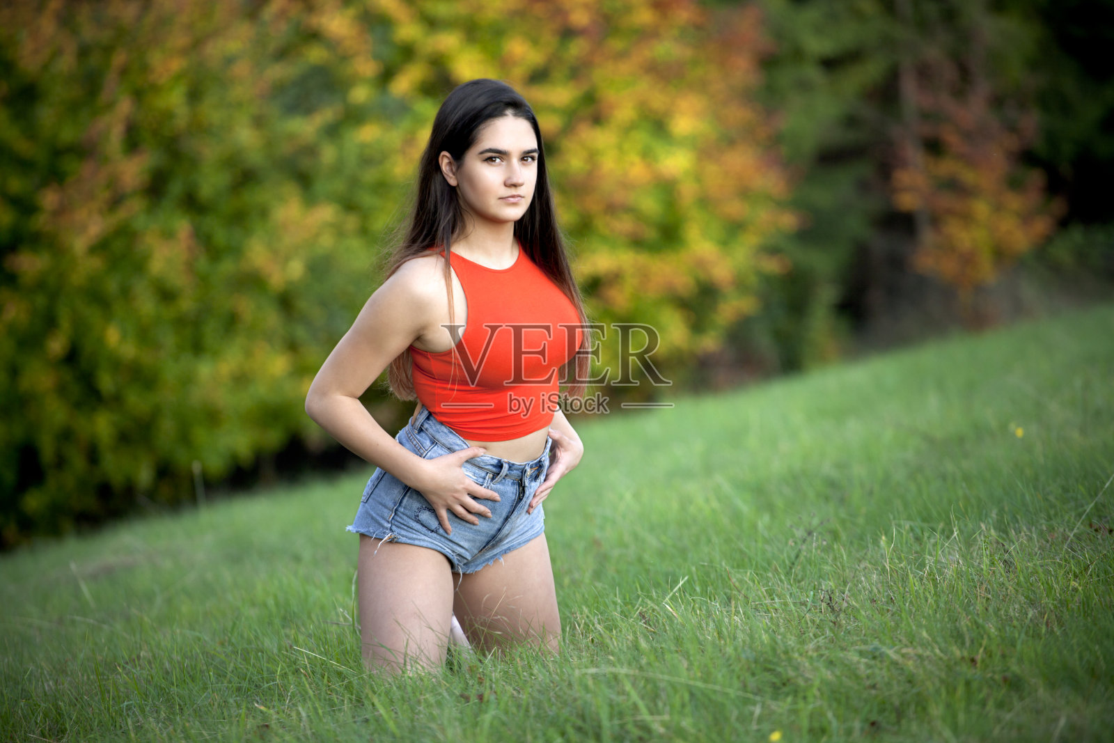 美丽的秋日和美丽的少妇照片摄影图片