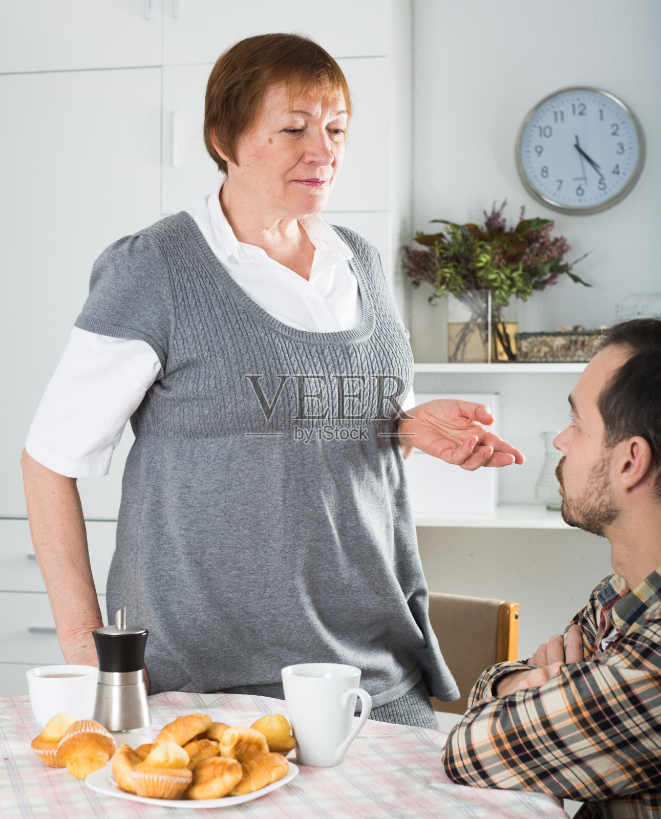 年迈的母亲教她的儿子照片摄影图片