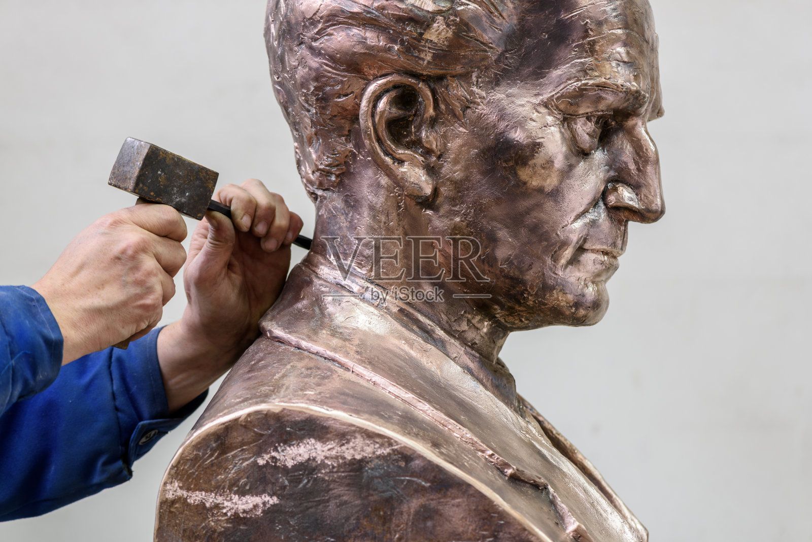 雕塑家工作。照片摄影图片