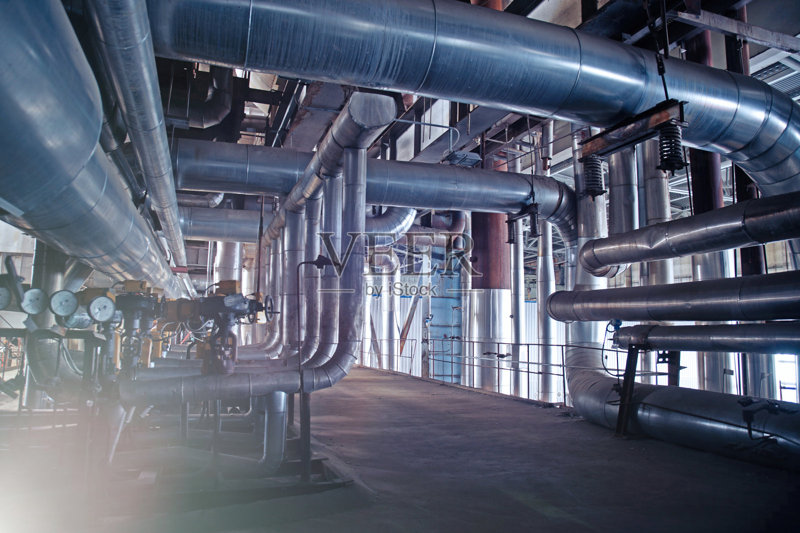 现代工业发电厂内的设备、电缆和管道照片摄影图片