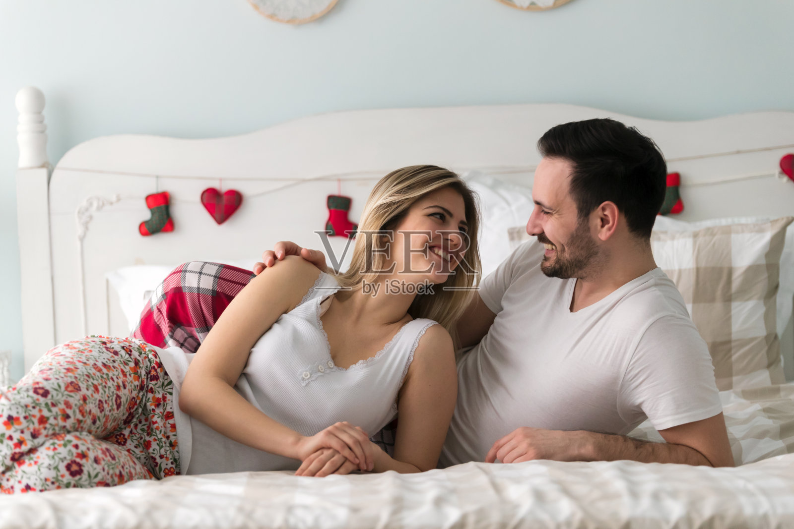 年轻迷人的夫妇有浪漫的时间在床上照片摄影图片