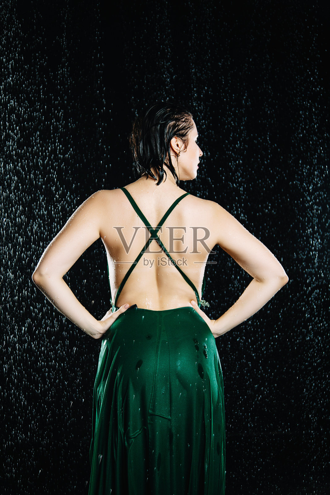 性感的女人在水工作室照片摄影图片
