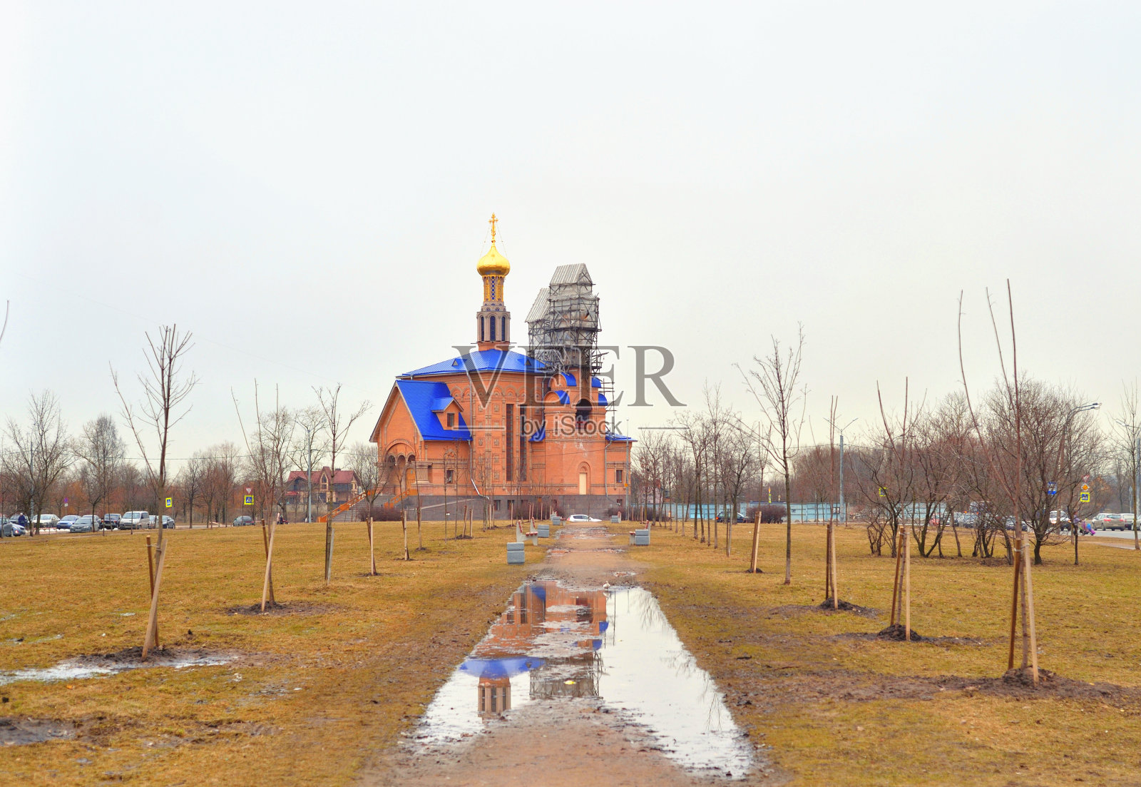 公园的小巷和东正教教堂。照片摄影图片