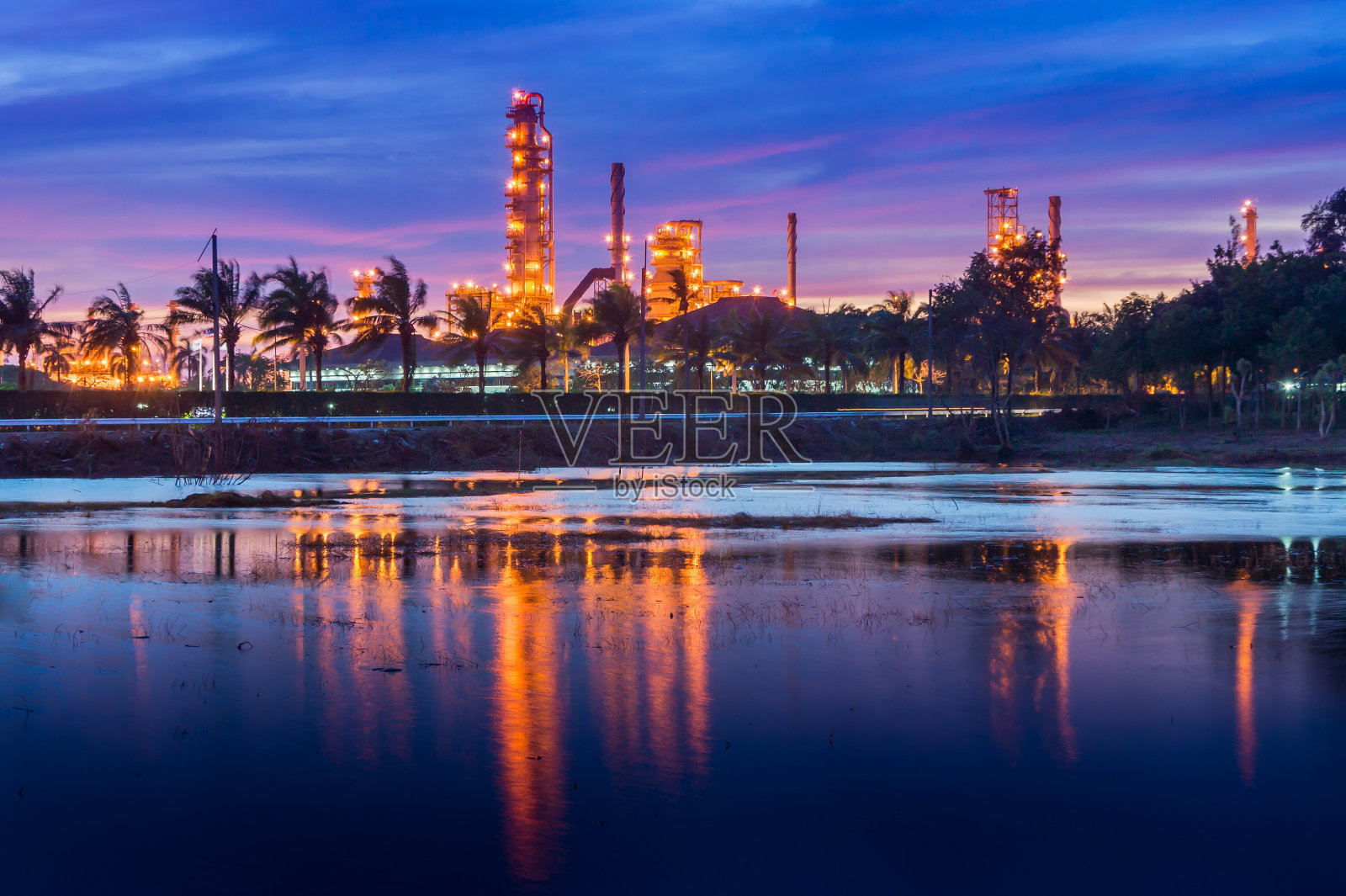 石油和天然气炼制工业在夜间照片摄影图片
