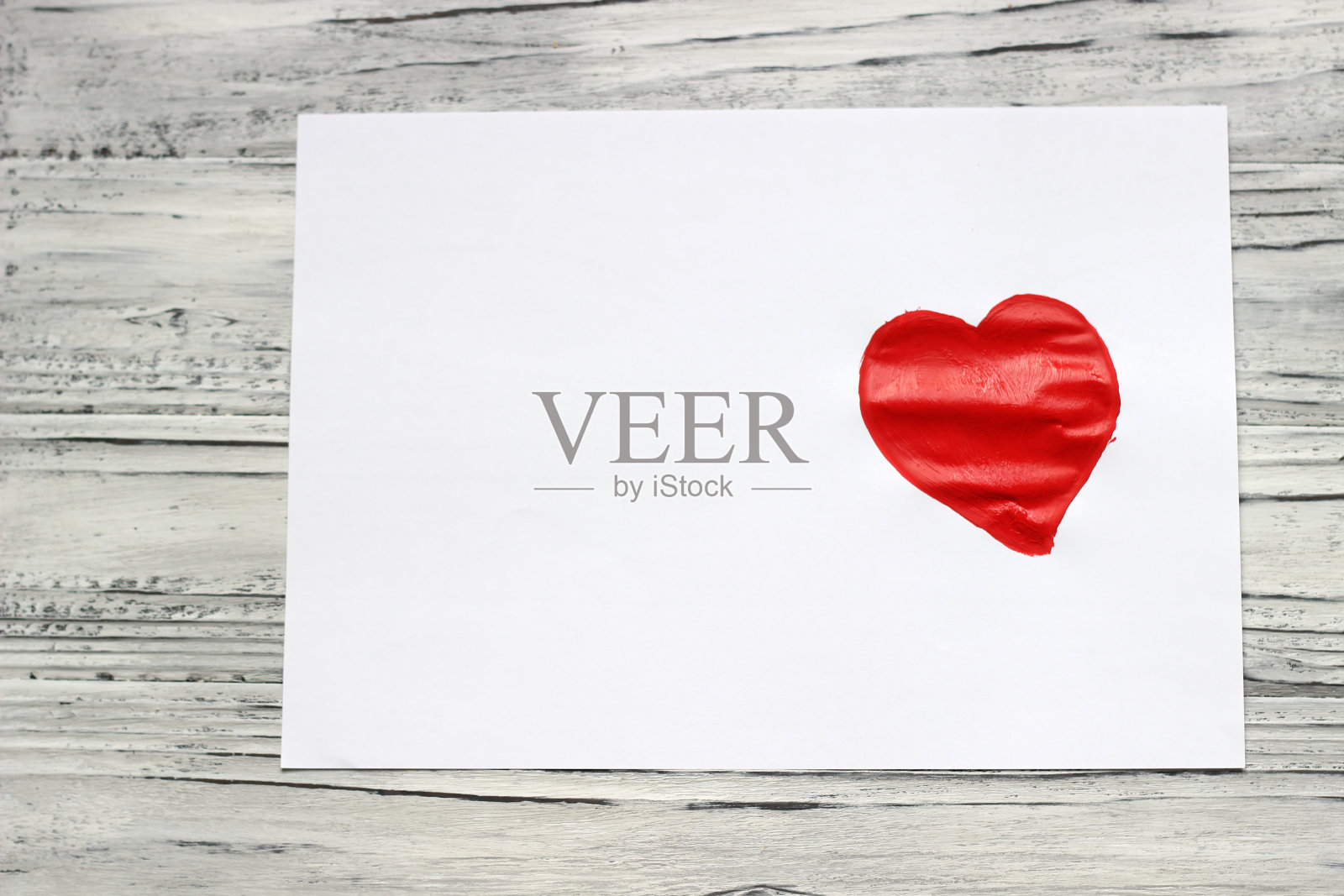 在一张白纸上，画出了一颗心。情人节。照片摄影图片