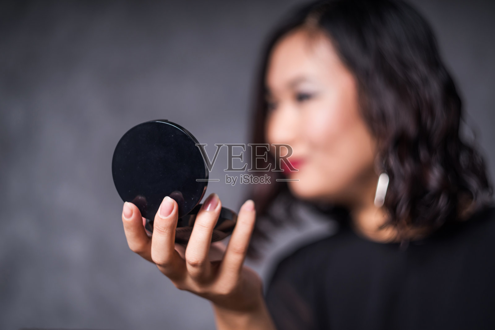 亚洲女人化妆看镜工作室拍摄照片摄影图片