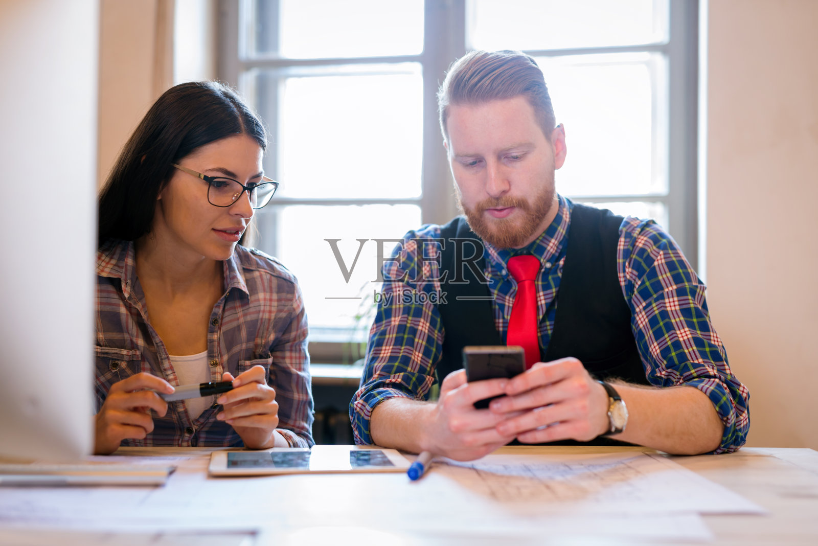 业务同事在办公室讨论新想法和头脑风暴照片摄影图片