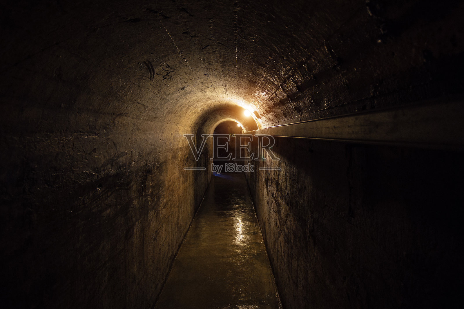 在军事炮兵防御下的旧苏联地下掩体的黑暗走廊照片摄影图片