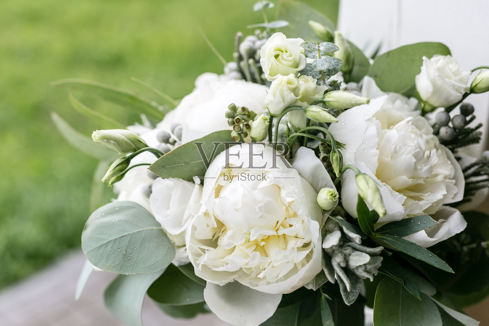 带有雨滴的婚礼花束照片摄影图片
