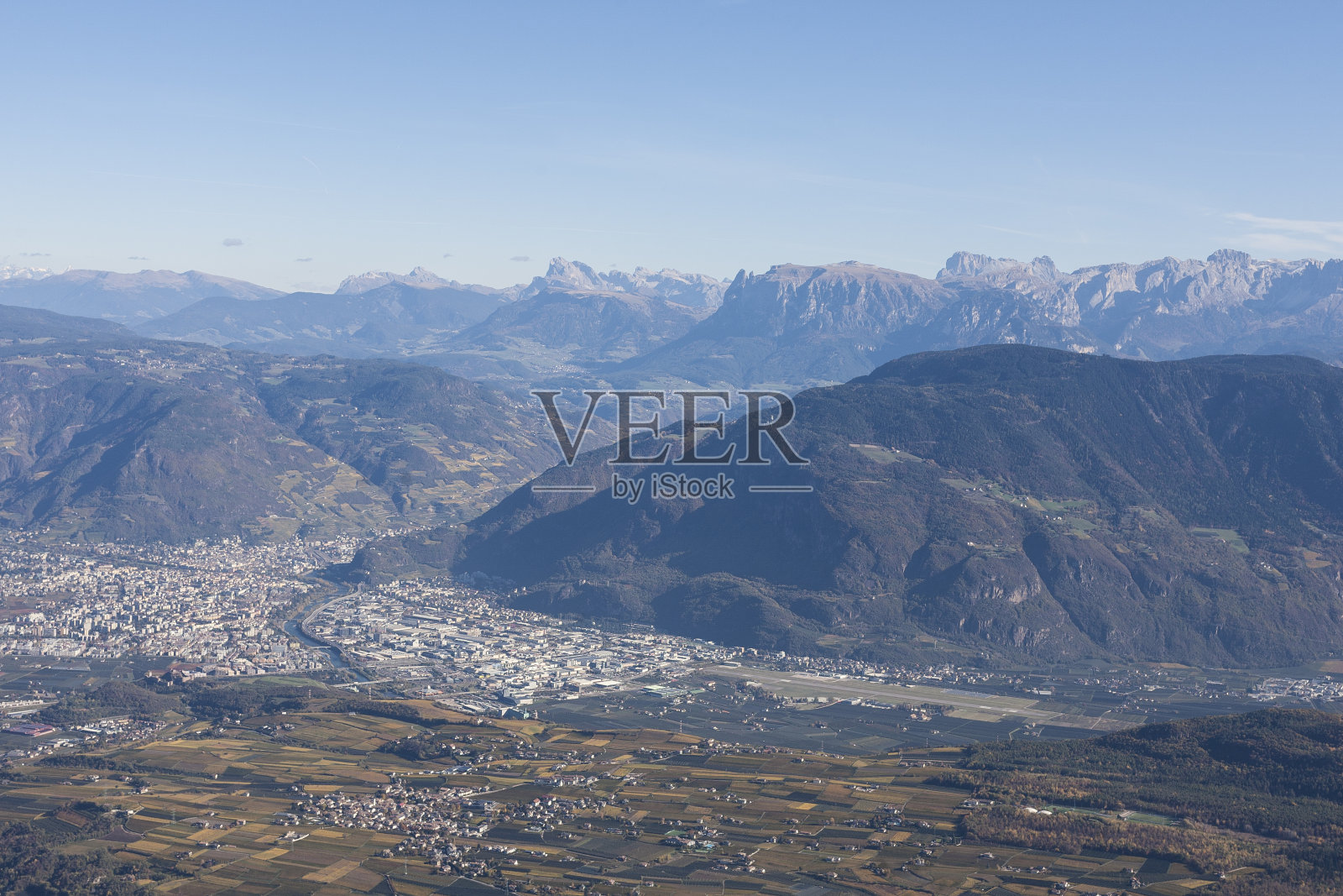 博尔扎诺河谷盆地照片摄影图片