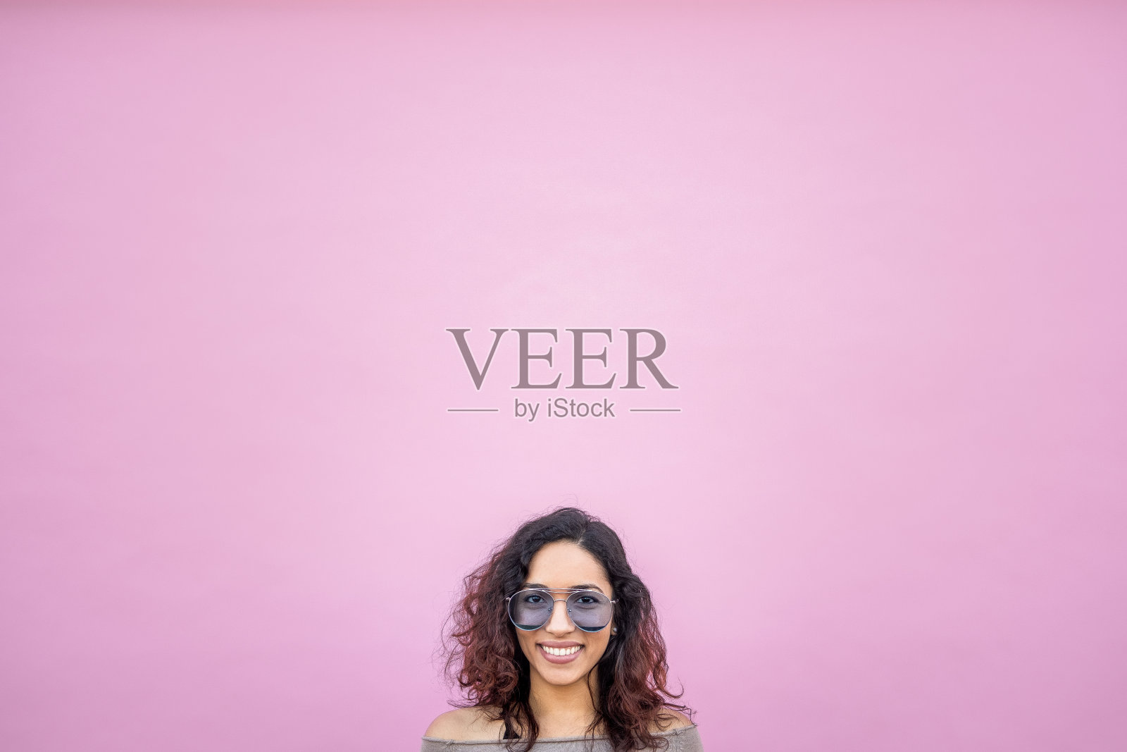 积极的西班牙裔年轻女性照片摄影图片