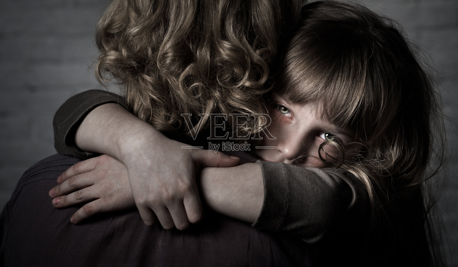 女孩拥抱母亲。照片摄影图片