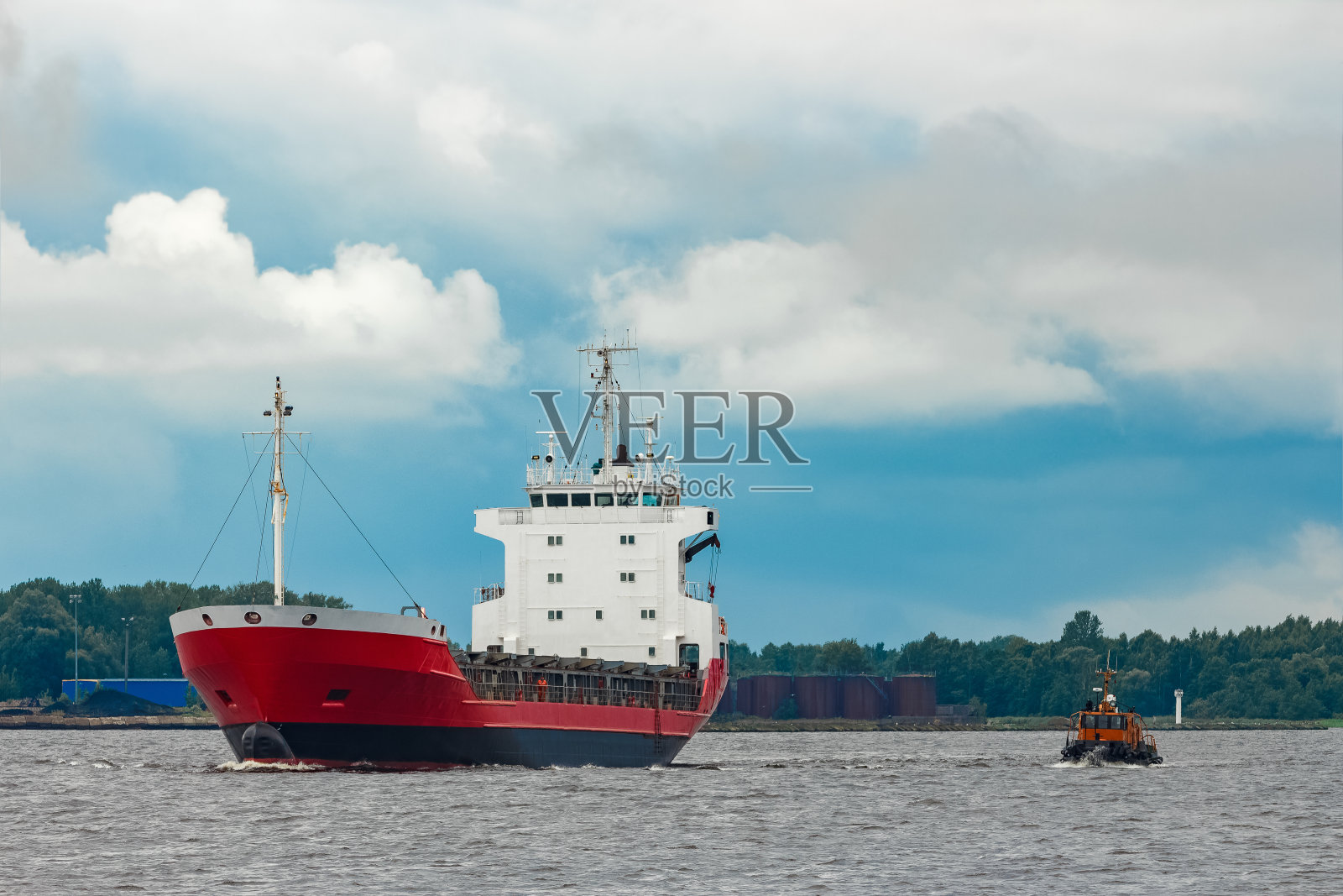 红色的货船照片摄影图片