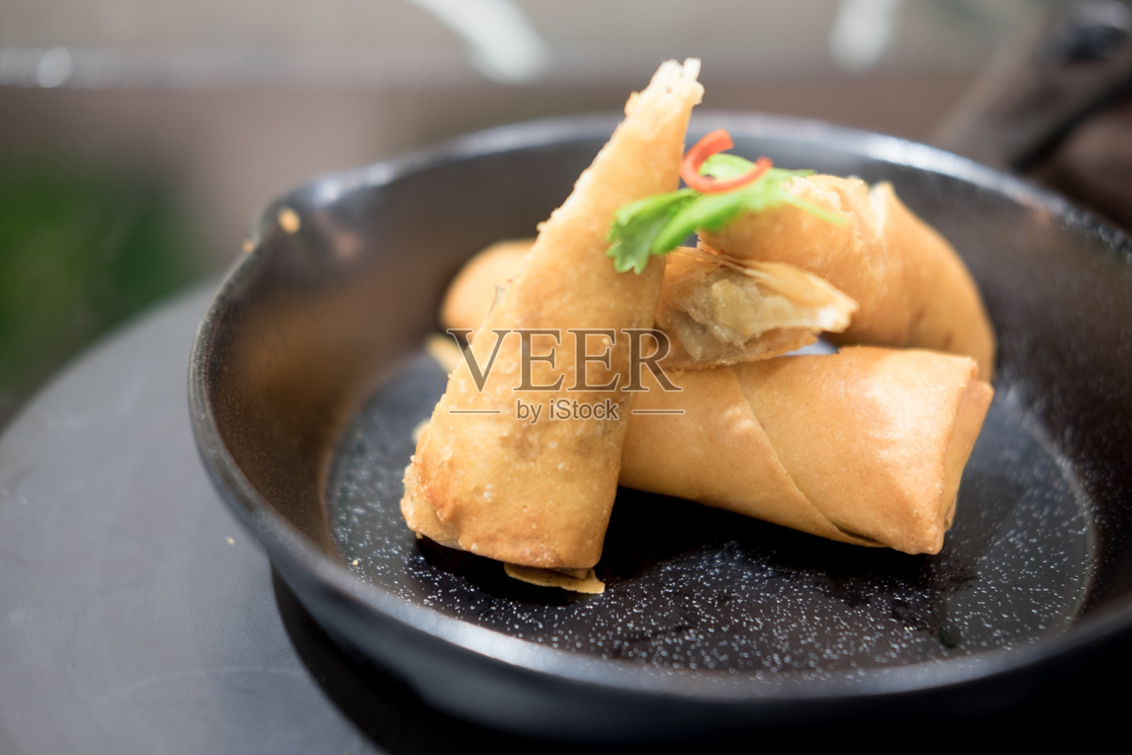 油炸中国传统春卷黑菜照片摄影图片