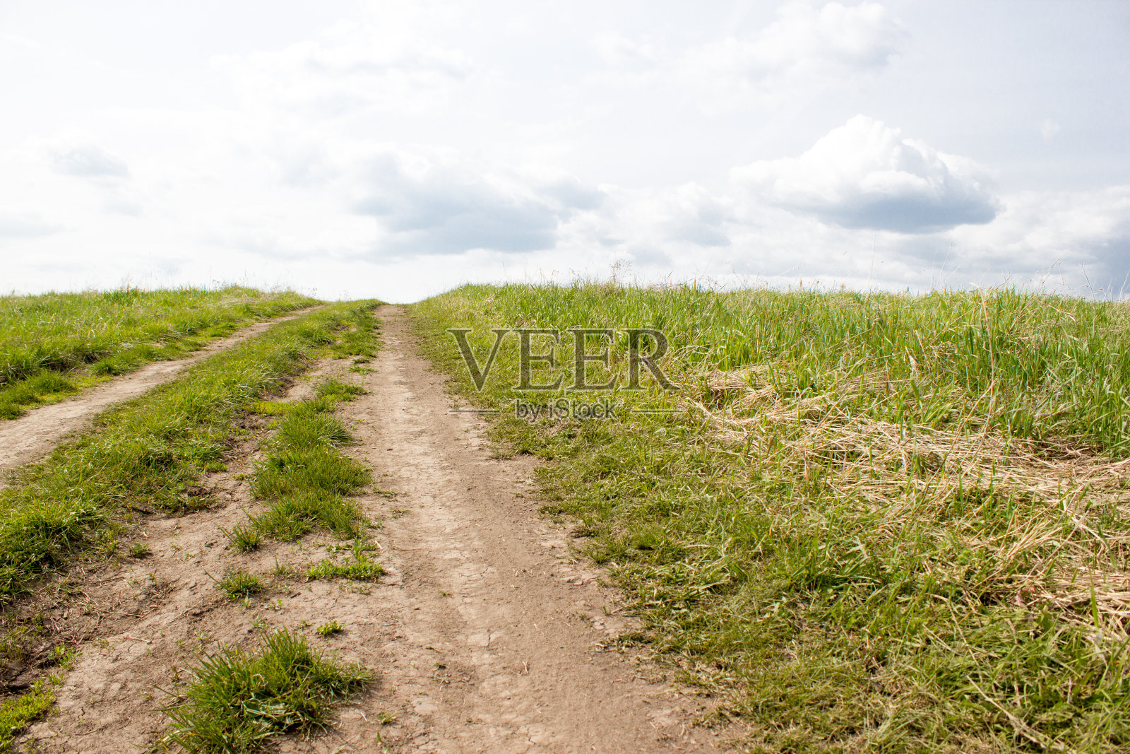 夏日里泥泞的乡间小路照片摄影图片